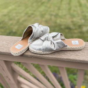 NEVER WORN Silver bow DV MULES!